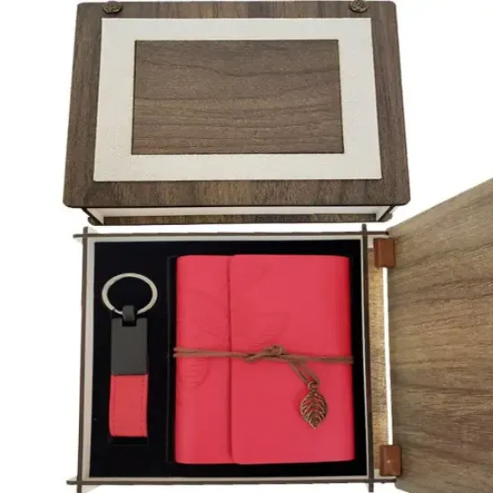 Özel Ahşap Kutulu Kırmızı Deri Defter ve Anahtarlık Seti  resmi